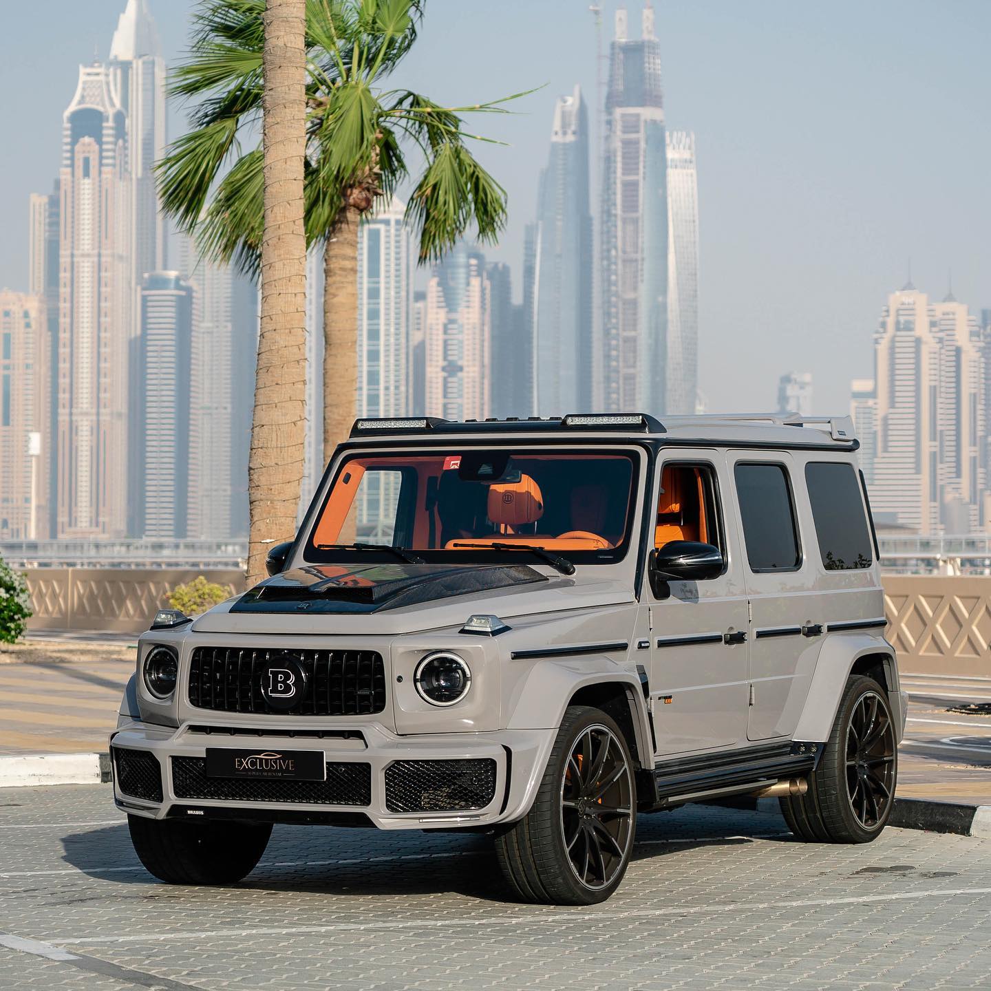 monthly car rental Dubai luxury vehicle